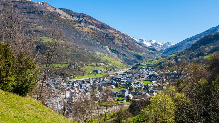 Visitez le village de Luz-Saint-Sauveur, lors de votre passage à la station thermale.